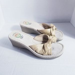 EARTH SHOE WEDGED SANDAL WITH TAN BOW SIZE 9